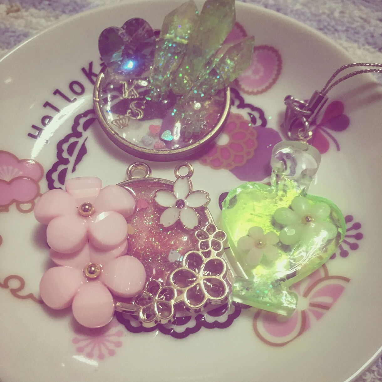 キーホルダーやアクセサリーなど作ります レジンでキーホルダーやアクセサリーを作ります。 イメージ3