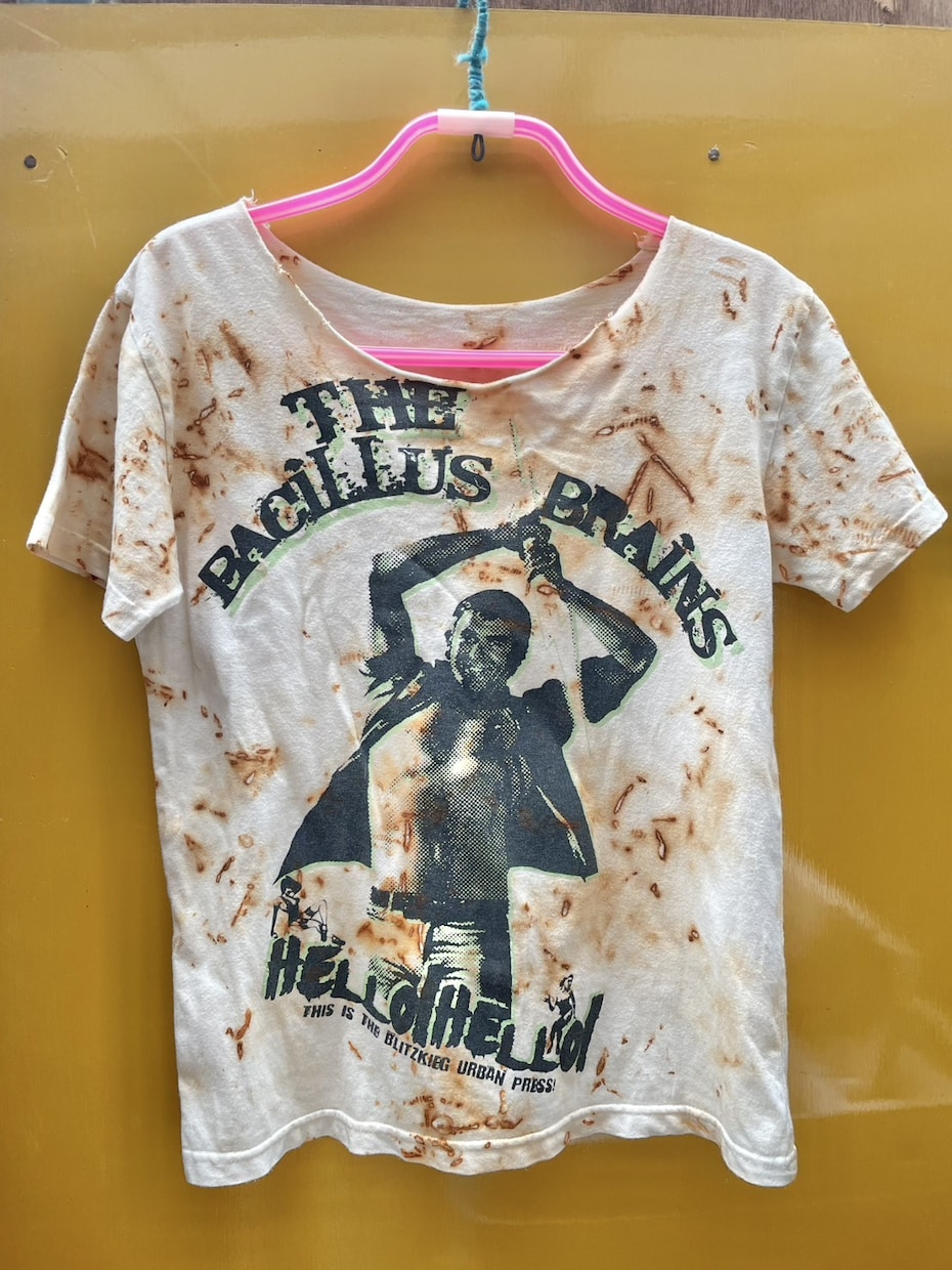 お手持ちのTシャツ/バッグを錆染めします 錆びた釘やねじを使用したインダストリアルな染色 イメージ2