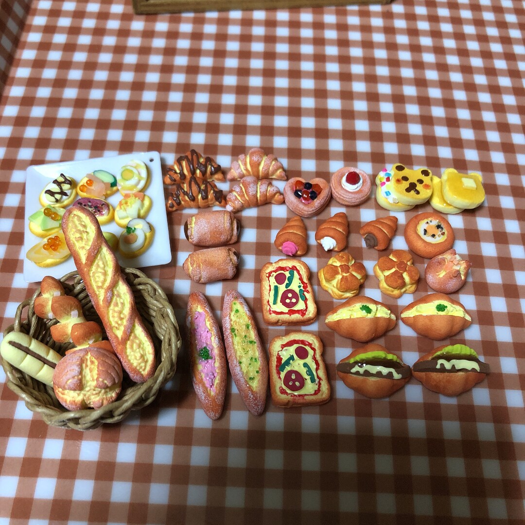 粘土のミニチュアパンを作ります 粘土でミニチュアパンやクッキーなどを製作しております！ イメージ5
