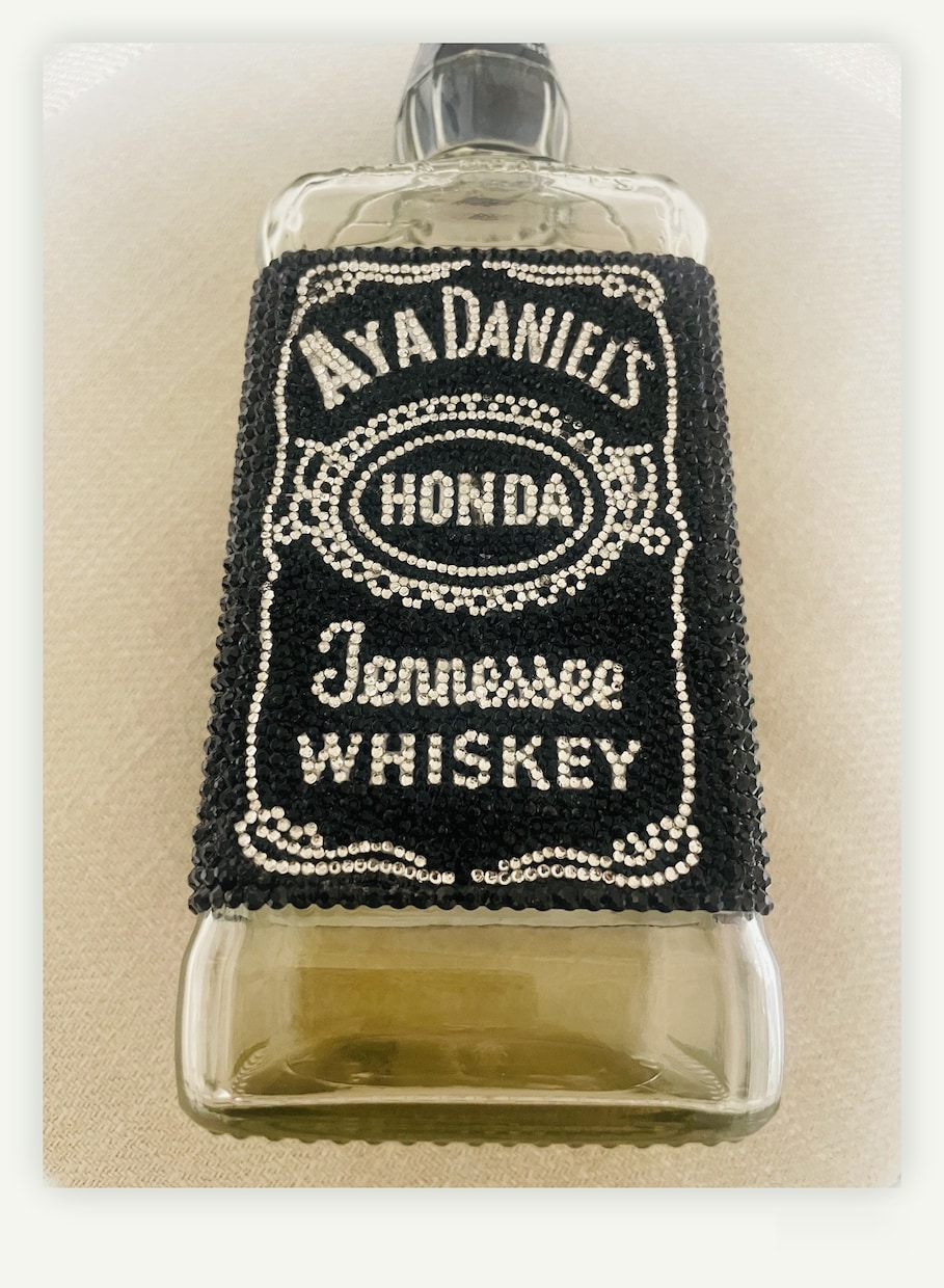 お酒のボトルをラインストーンで特別な一本にします 記念日や贈り物に、ラインストーンで彩るボトル イメージ1