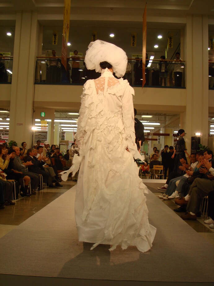 ドレス風ステージ衣装を制作致します 大阪、ソウルコレクションなど20以上のショーに参加。 イメージ5