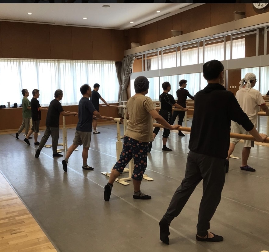 男性向けに、バレエの基礎バーレッスンを行います メンズバレエレッスン　男性のためのバレエレッスンです。 イメージ1