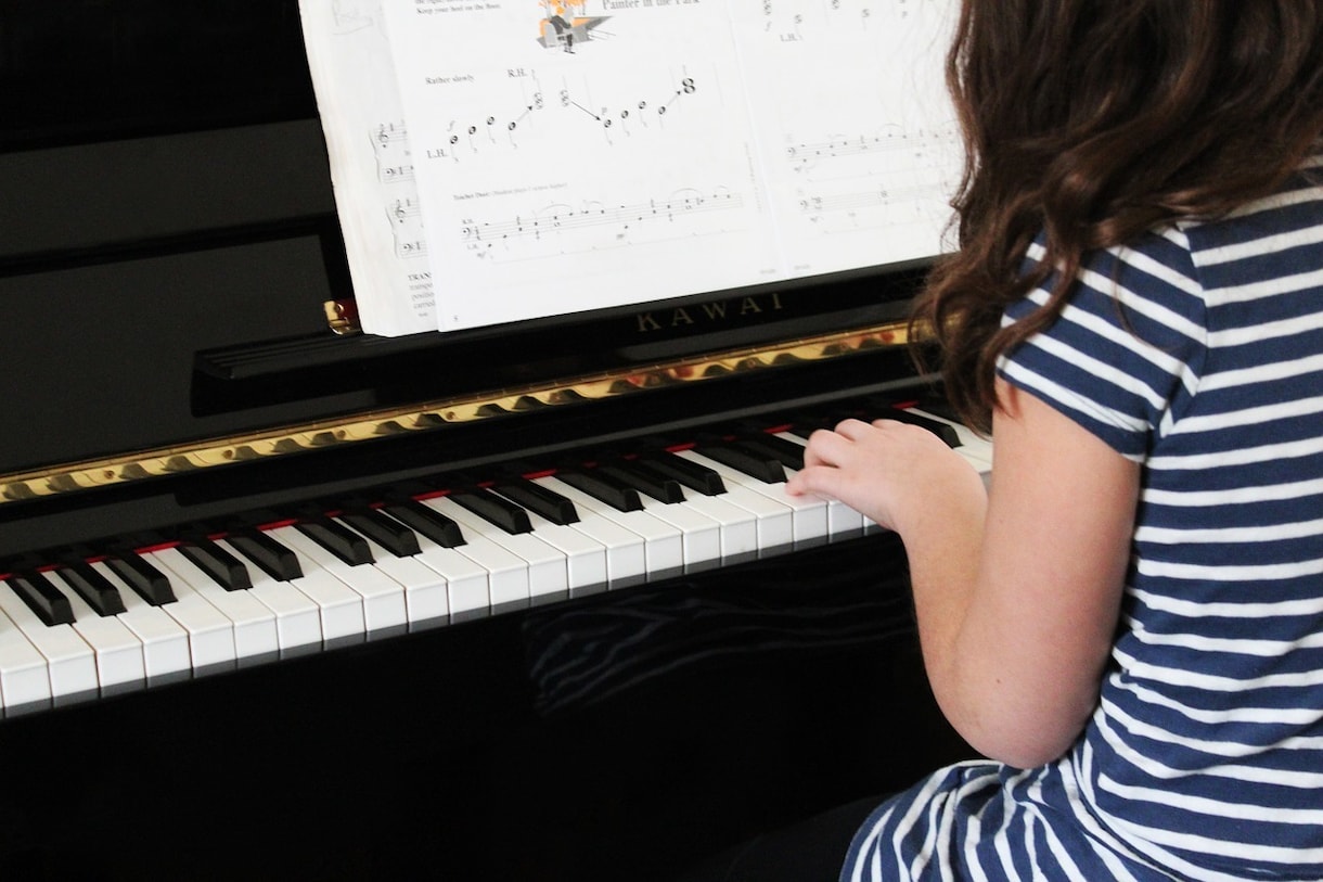 初めて習う大人のためのピアノ教室始めます ♪まずは片手から　貴方の好きな曲を弾けるようにしてみましょう イメージ1