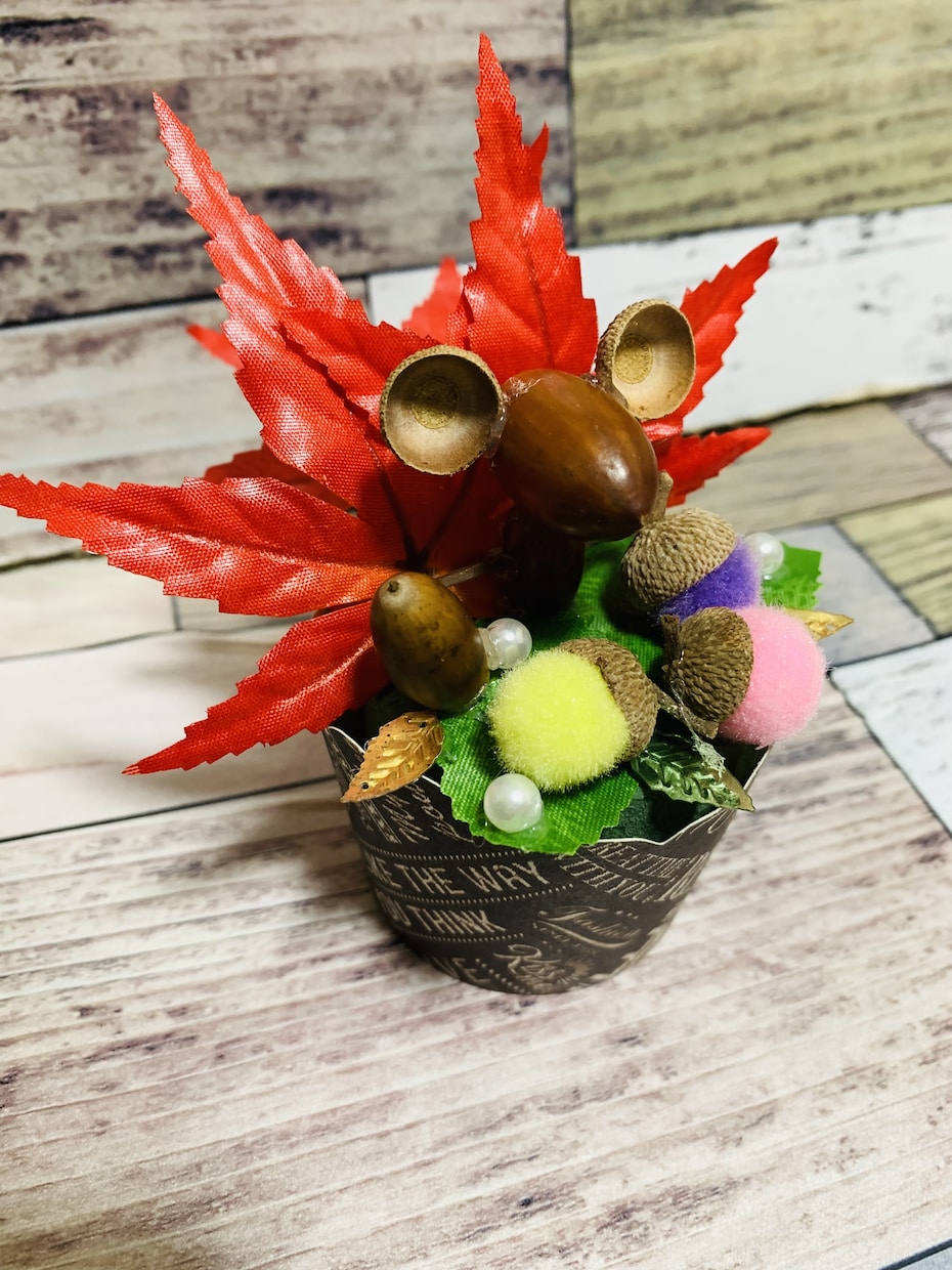 木の実でインテリア小物を作ります どんぐりや松ぼっくりを使って、秋やクリスマスの小物を作ります イメージ4