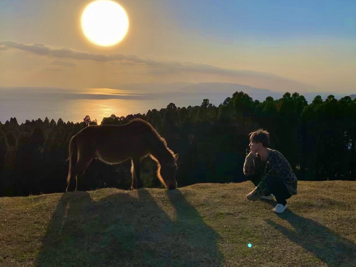 顔から背景までインスタ映えする写真に編集します 顔加工から背景加工、インスタ映えな写真に拘って仕上げます！ イメージ3