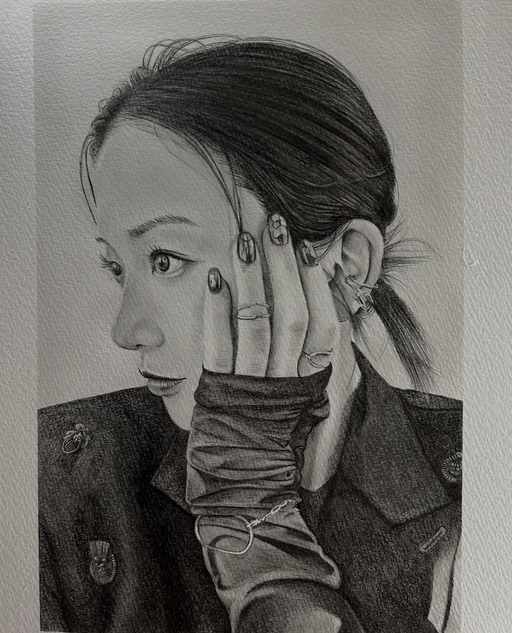 鉛筆画で人物の似顔絵を手描きで作成を致します 画像をもとに手描きの似顔絵描きます。一点もので原画送ります イメージ4