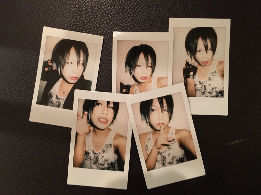 liveでの限定だったチェキの販売をします 普段みれない色々な表情のチェキあります！ イメージ1