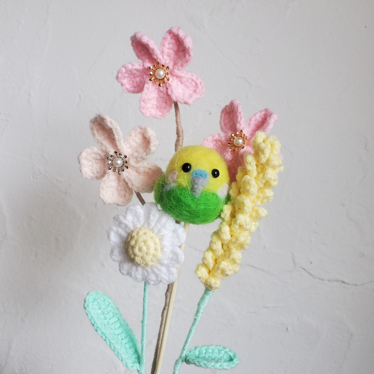 インコ羊毛フェルトと編み物ブーケの贈り物制作します 可愛いお花を長く楽しめるハンドメイドブーケをお届けします イメージ1