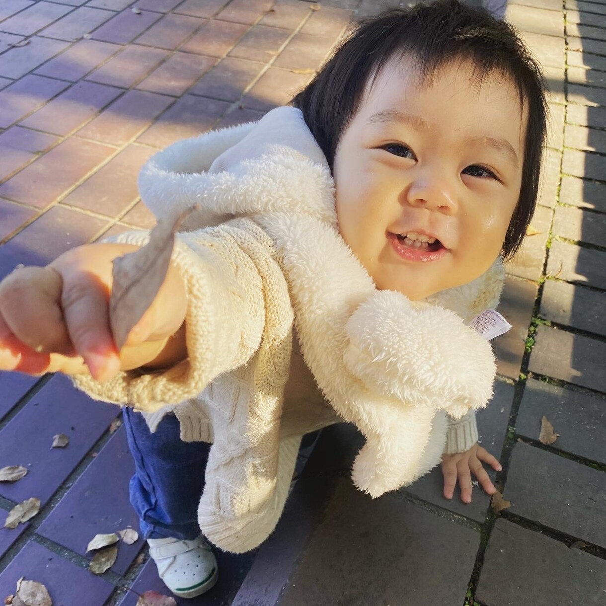 遊ぶ、食べる、笑うベビー子どもの写真素材提供します ぱっちりお目目、さらふわ桃肌、ふさふさヘアーの1歳boyです イメージ3