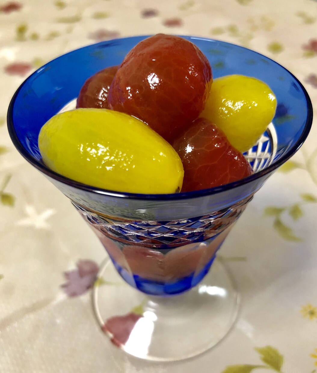 ミニトマトの宝石仕立ての作り方教えます 湯引きミニトマトのオリーブオイルとお酢と蜂蜜漬けです イメージ1