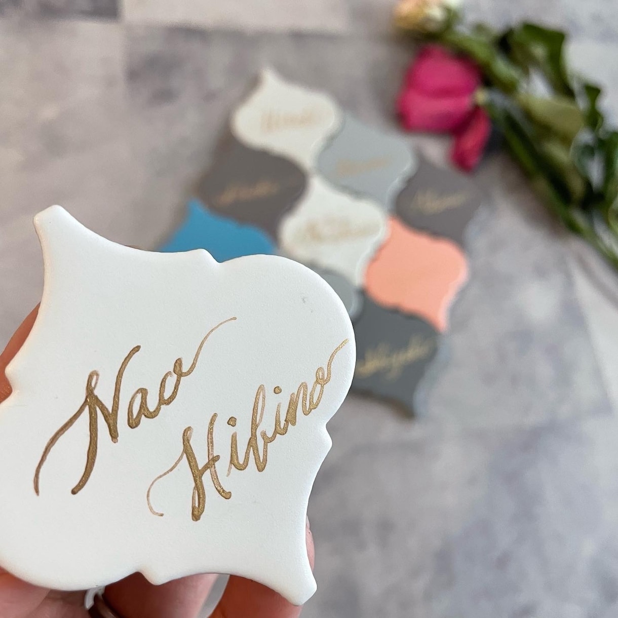 モダンカリグラフィーで手書きタイル席札作ります オシャレな結婚式に、タイル席札を使いませんか。 イメージ3