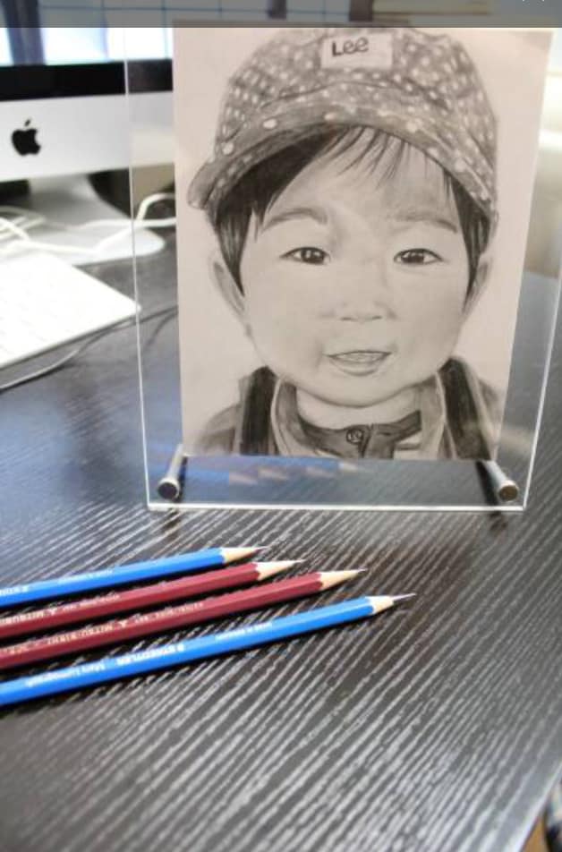 鉛筆でケント紙に似顔絵を描きます 鉛筆画　似顔絵　結婚記念日やプレゼント、誕生日に最適！ イメージ2