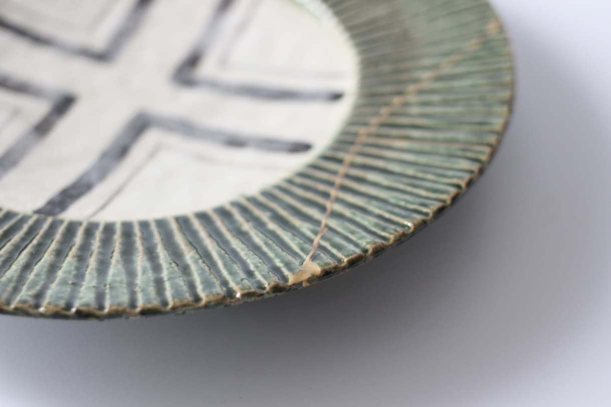 金継ぎで器の割れ、欠け、ヒビをお直しします 天然の漆を用いて行い、もっとも強固に修復する施工方法です。 イメージ2