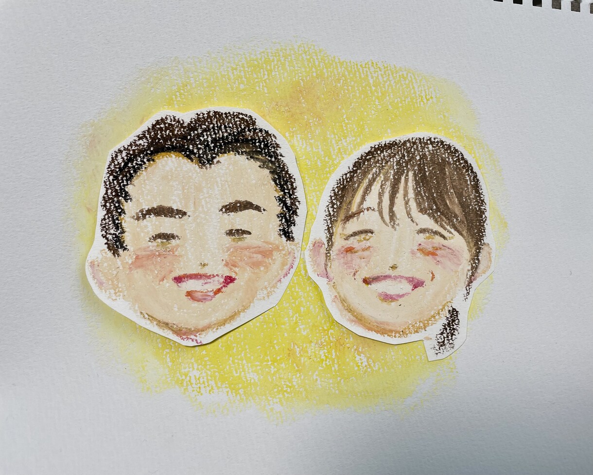 クレヨンでふんわり柔らかい似顔絵を描きます ウェディングやプレゼントにいかがでしょうか？ イメージ1