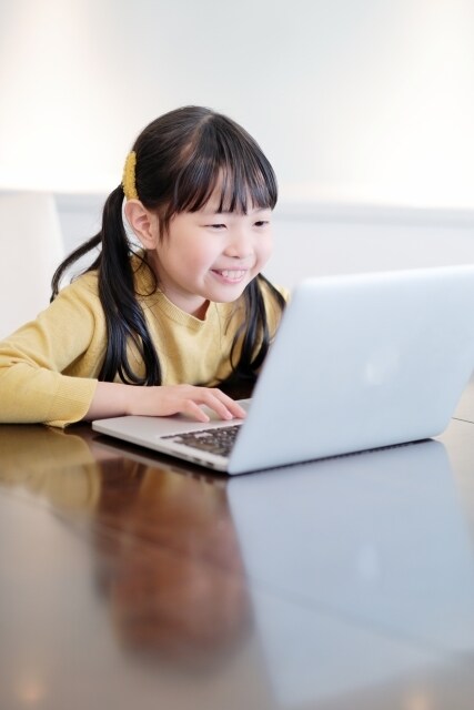 オンラインでお子さまを預かります ご自宅のPCを通して、保育士が学びに繋がる遊びをご提供！ イメージ2