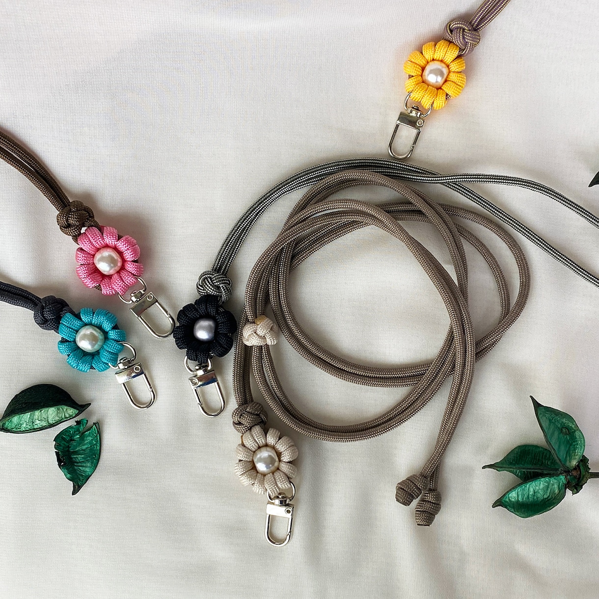パラコード/スマホストラップ4販売します 一輪の花が可愛いスマホ・ネックストラップです♡ イメージ1