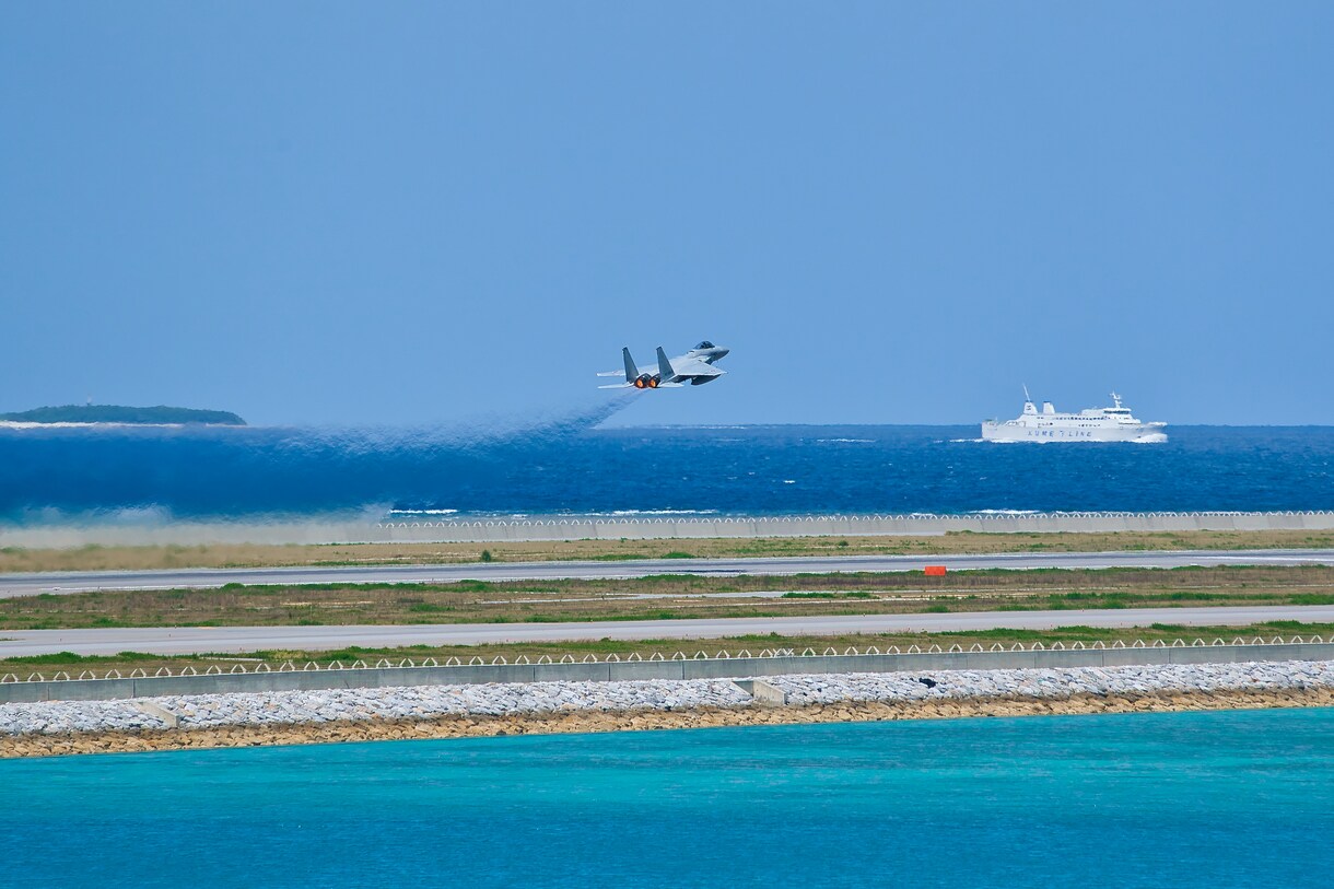 沖縄の青い海を背景に離着陸する飛行機を撮影します 【高品質】一眼カメラで撮影した高品質な写真をリーズナブルに。 イメージ4
