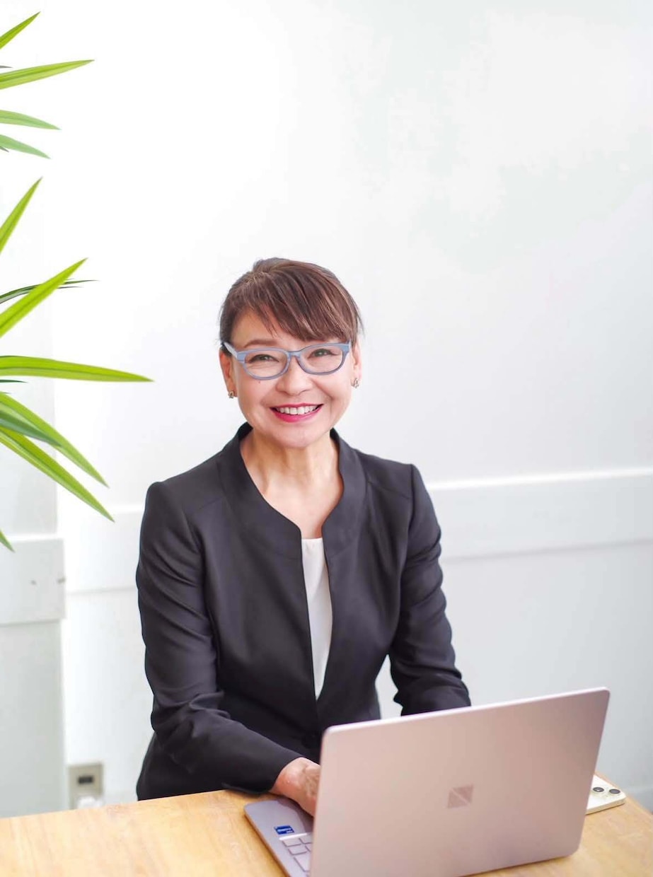 女性カメラマンがビジネスプロフィール写真を撮ります 男女OK｜スタジオ代込で名刺・HP・宣材写真を撮影（商用可） イメージ1