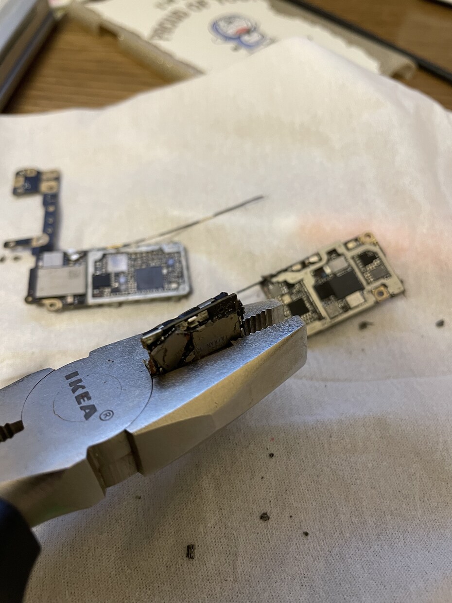 内蔵データを破壊消去し端末やノートPCを廃棄します メモリを「物理的に破壊」。証明書も発行可能(PDF/動画) イメージ2