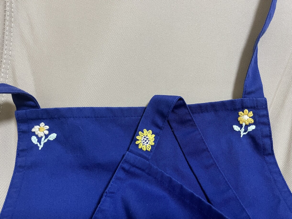 手作りの刺繍します ハンカチにお花や小物の刺繍します。長く愛されるお守りに。 イメージ2