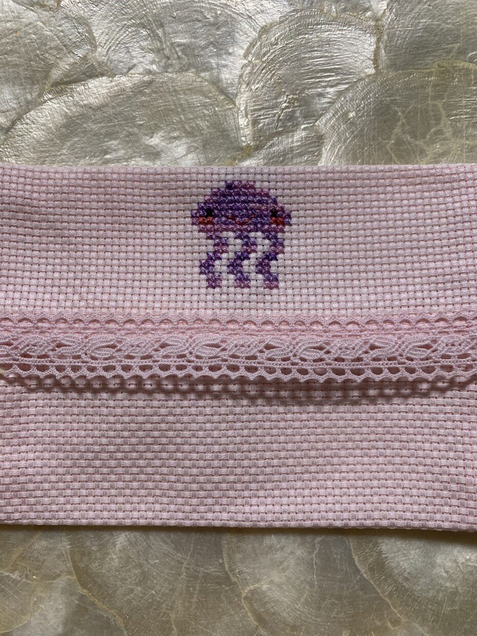 お子様や大人の方がご使用になれる刺繍をしています 色々なキャラクターの可愛いワンポイント刺繍をしています♪ イメージ2