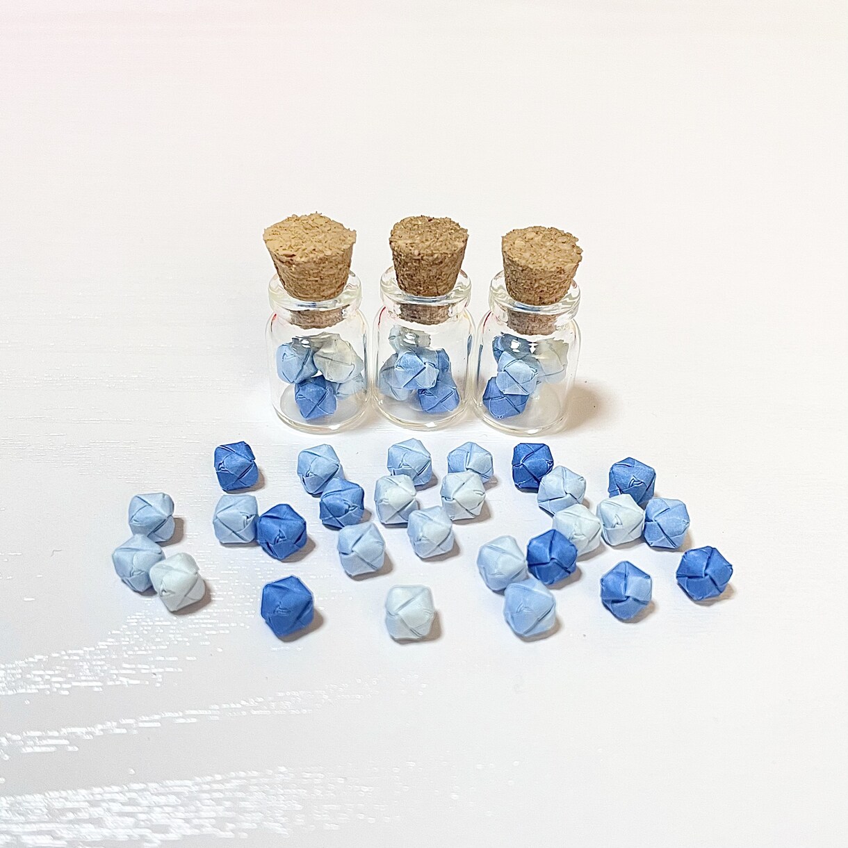 かわいいおりがみサイコロの瓶詰めでアクセ作ります おりがみサイコロが揺れるかわいいイヤリング・ピアスをお届け♡ イメージ4