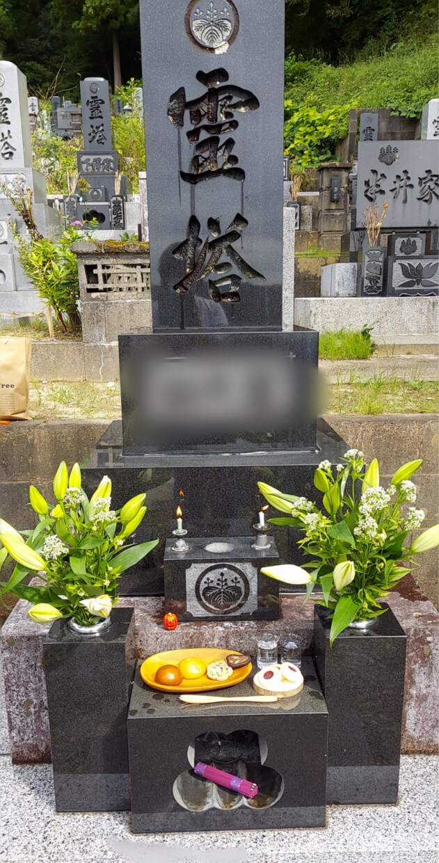 花屋ならではのお墓参り代行承ります お好みの仏花を制作して心を込めてお掃除します。 イメージ2