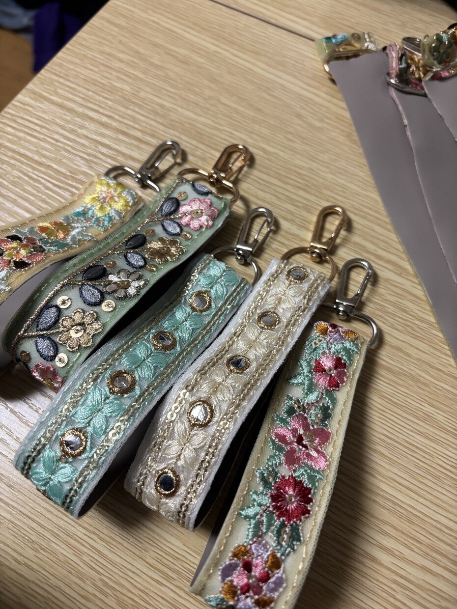 インド刺繍キーホルダー作成します インド刺繍リボンから選んでいただき、キーホルダーにします イメージ1