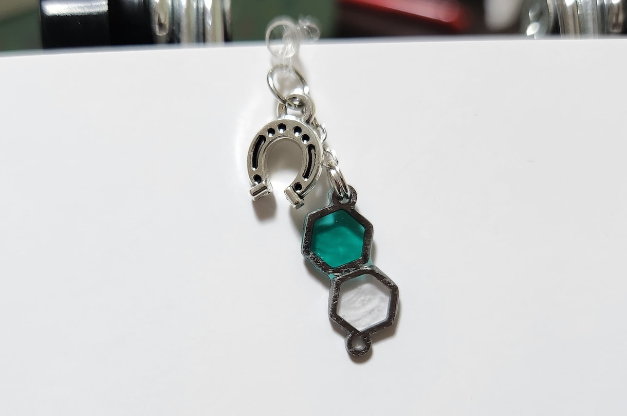 レジンを使用の製作となります キーホルダーの他にもアクセサリーも可能です。(要相談) イメージ4