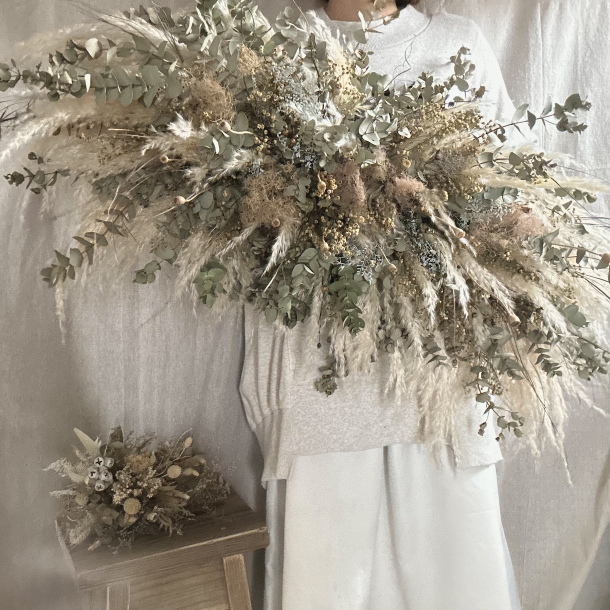 ドライフラワーで作り上げた装花をお届けします 素朴な自然の風景が広がるような装飾を提案いたします イメージ2