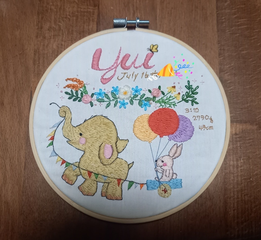 お子さまのメモリアル刺繍承ります 初めての絵、誕生日や身長体重など刺繍額で残しませんか？ イメージ1