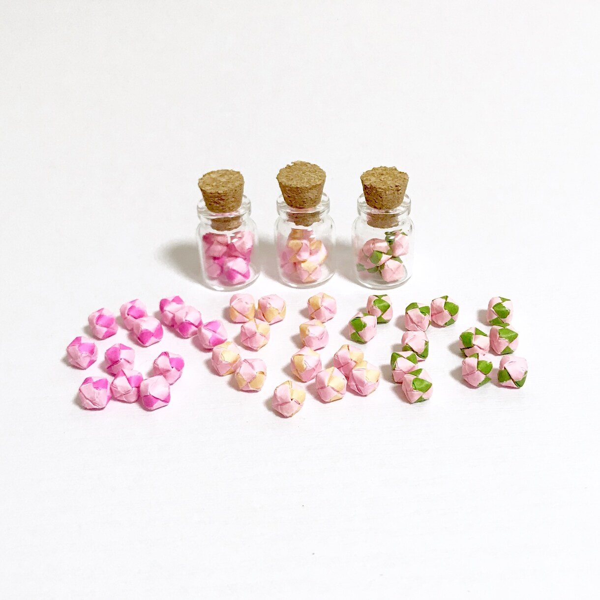 かわいいおりがみサイコロの瓶詰めでアクセ作ります おりがみサイコロが揺れるかわいいイヤリング・ピアスをお届け♡ イメージ7