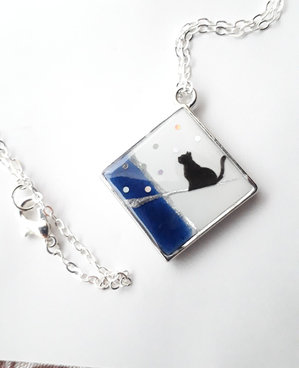 冬のレジンアクセサリーを販売します 透き通る美しさをもつレジンアクセサリーに黒猫を添えました。 イメージ3