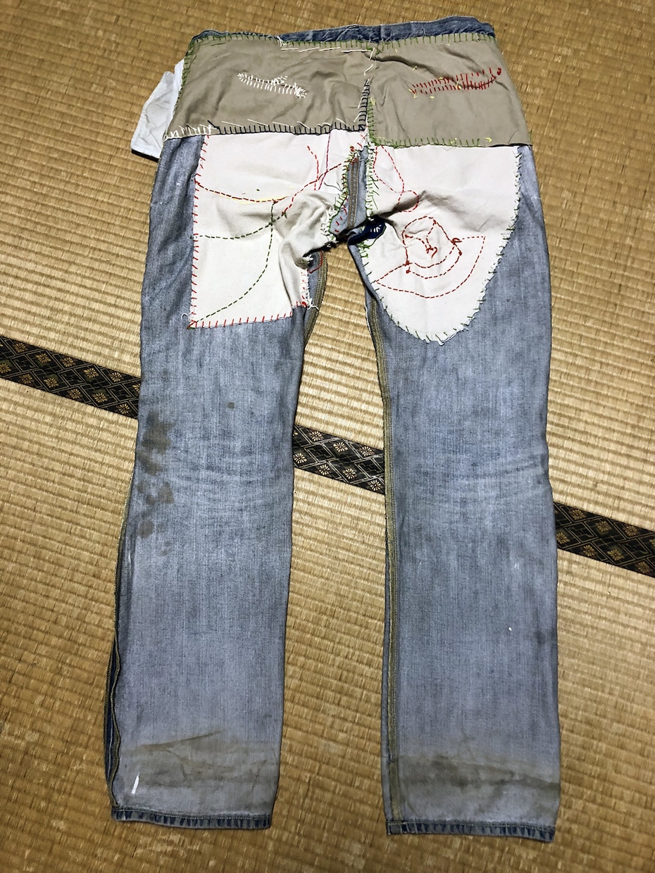 デニムパンツなどのハンドメイドリメイクをします 刺し子糸でアーティスティックなリメイクを行います。 イメージ10