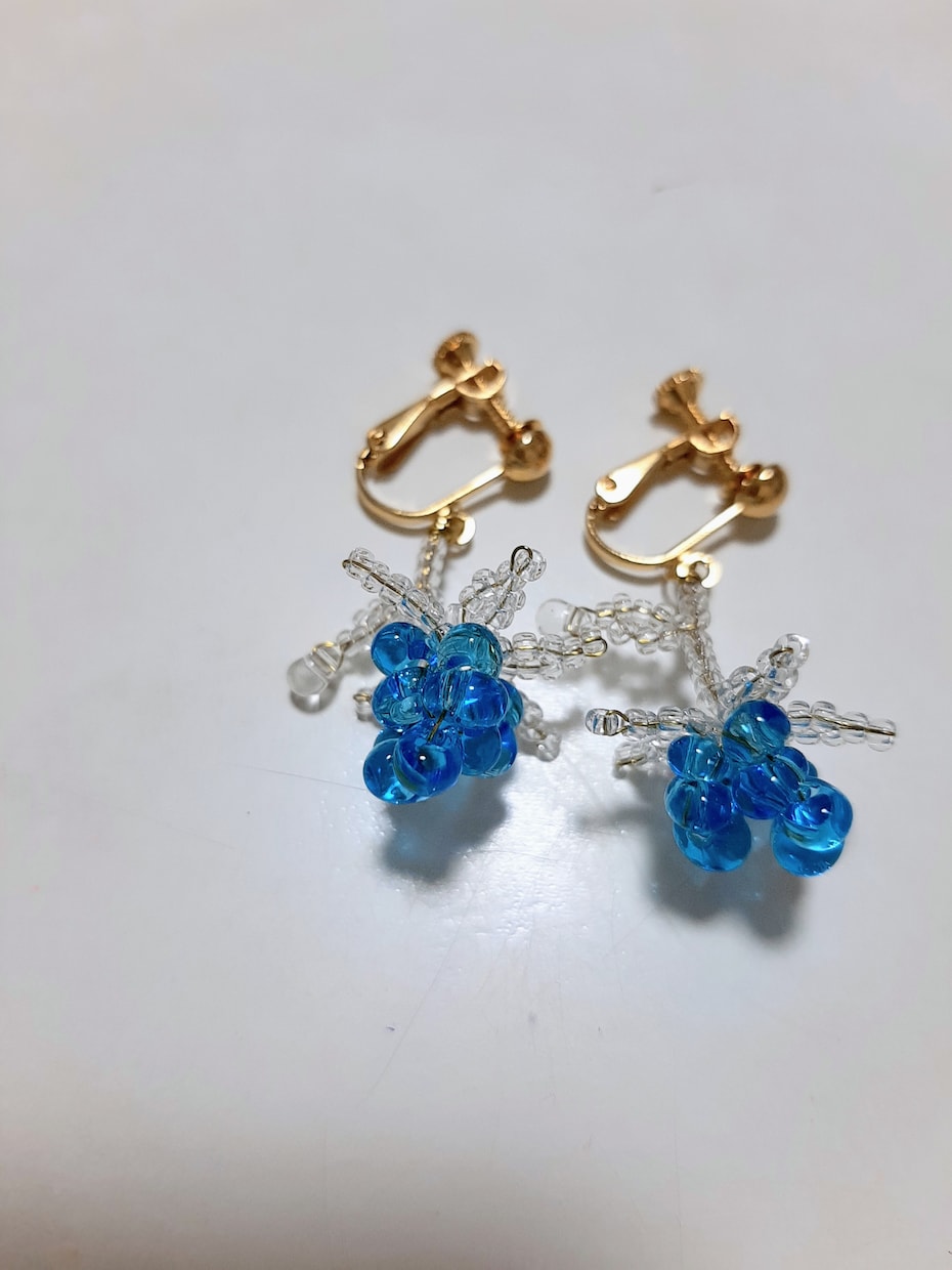 ビーズ手芸のアクセサリーを販売します ブローチ2つとイヤリング4つです。 イメージ6