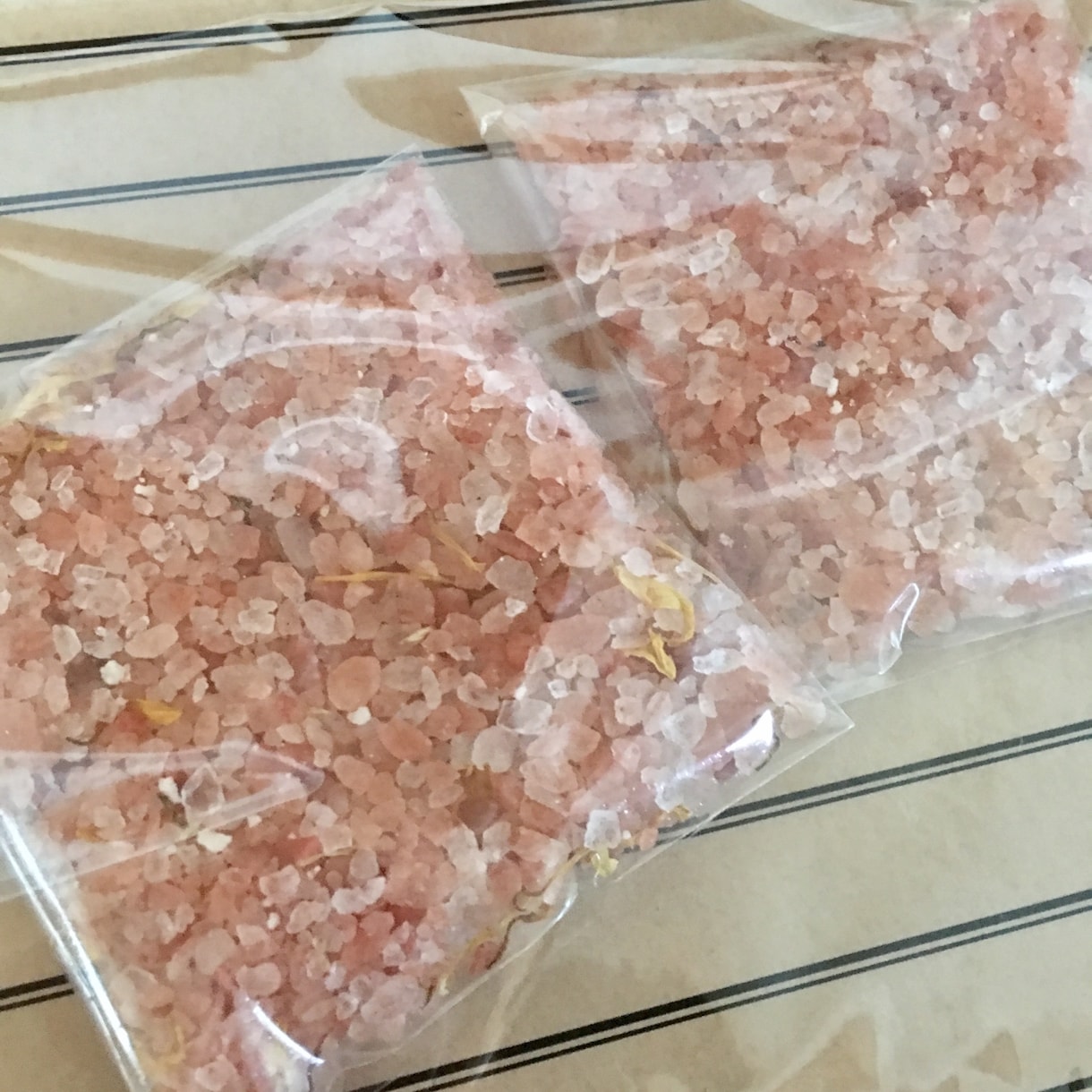 AuraCleansAROMAバスソルトで癒します ストレス、悲しい気持ちや辛い経験などの気分転換にどうぞ。 イメージ1