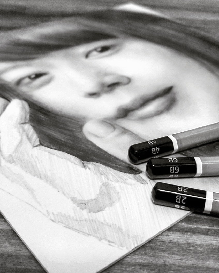 あなたの大切な人の肖像画･ペットの絵書きます 世界で1枚だけ。懐かしさを感じる白黒写真のような鉛筆画です。 イメージ6
