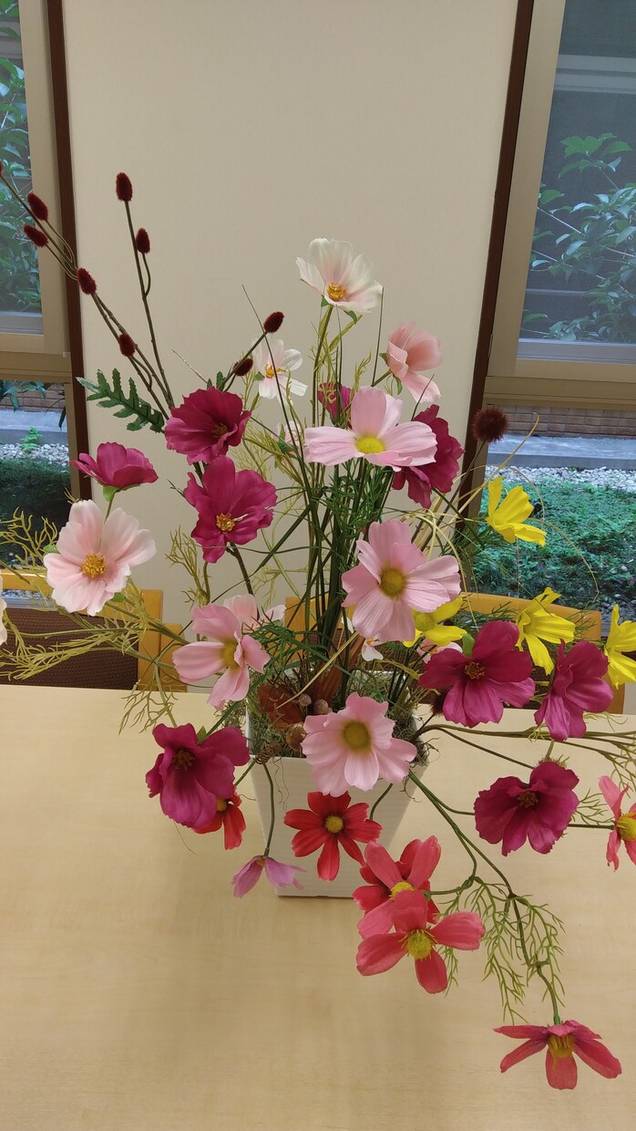 アーティフィシャルフラワーアレンジメント作成します 貴方のお好みの色、お花の種類、大きさで作成します。 イメージ4