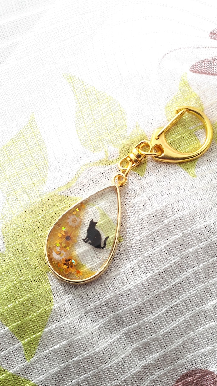 レジンで作ったバックチャーム販売しています 黒猫を添えて一緒におでかけはいかがでしょうか イメージ3