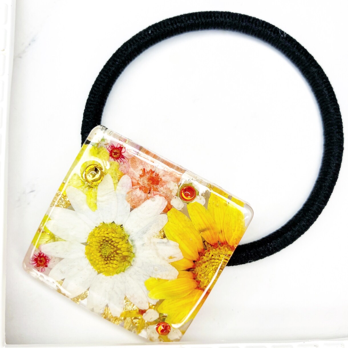 お花を使ったハンドメイドアクセサリーを作ります 本物の押し花にしてアクセサリーを作ります。 イメージ10