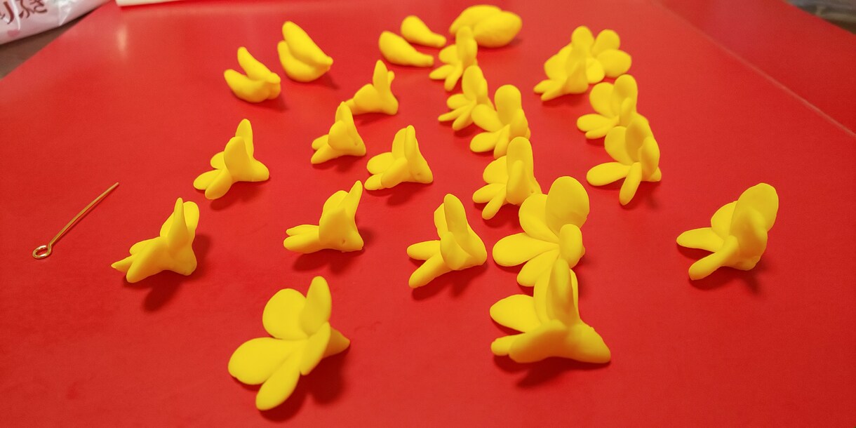 手作り可愛いプルメリアのピアスの作り方教えます ハワイやグアムで人気のお花を樹脂粘土で作りピアスを作ろう イメージ3