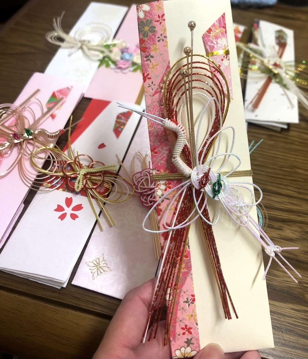 思い出のお祝儀袋、アレンジします 押し入れに眠っているお祝儀袋を、可愛い箸袋にリメイクします イメージ2