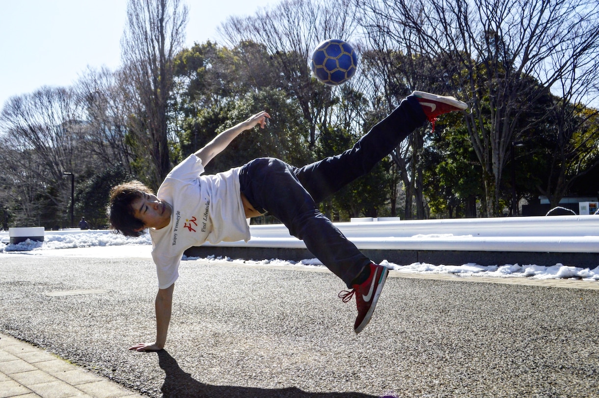 サッカーリフティングのコツや上達法をプロが教えます 【30分間初心者・未経験者・球技苦手向け】"魔法のレッスン” イメージ2