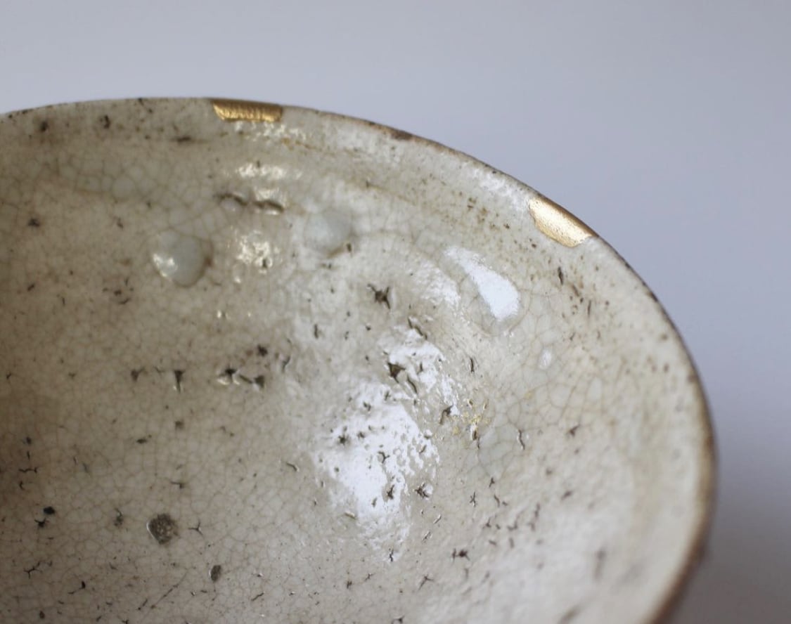 金継ぎで器の割れ、欠け、ヒビをお直しします 天然の漆を用いて行い、もっとも強固に修復する施工方法です。 イメージ6