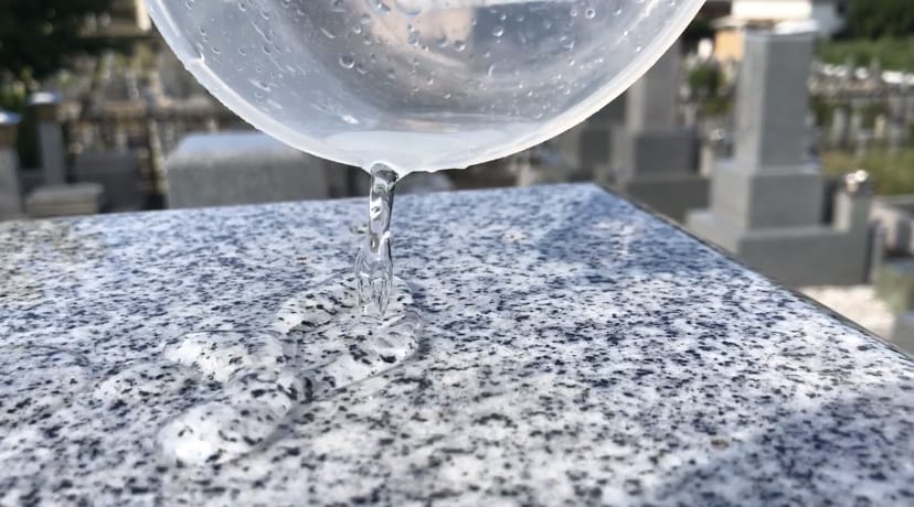 お墓のクリーニングとコーティングをします 半年耐久のコーティングでお墓が汚れにくくなります イメージ1