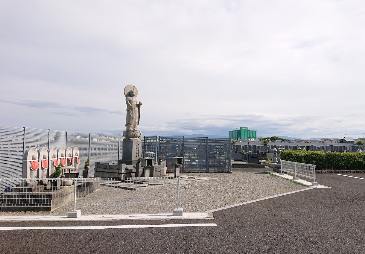 大阪府限定: お墓参り・簡易清掃の代行をいたします あなたに代わって。大切なご先祖様へ、心を込めて。 イメージ3