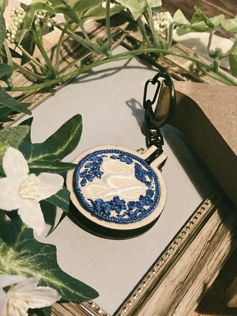 手刺繍によるイニシャルキーホルダーをお作り致します あなただけの唯一無二の手刺繍キーホルダー イメージ1