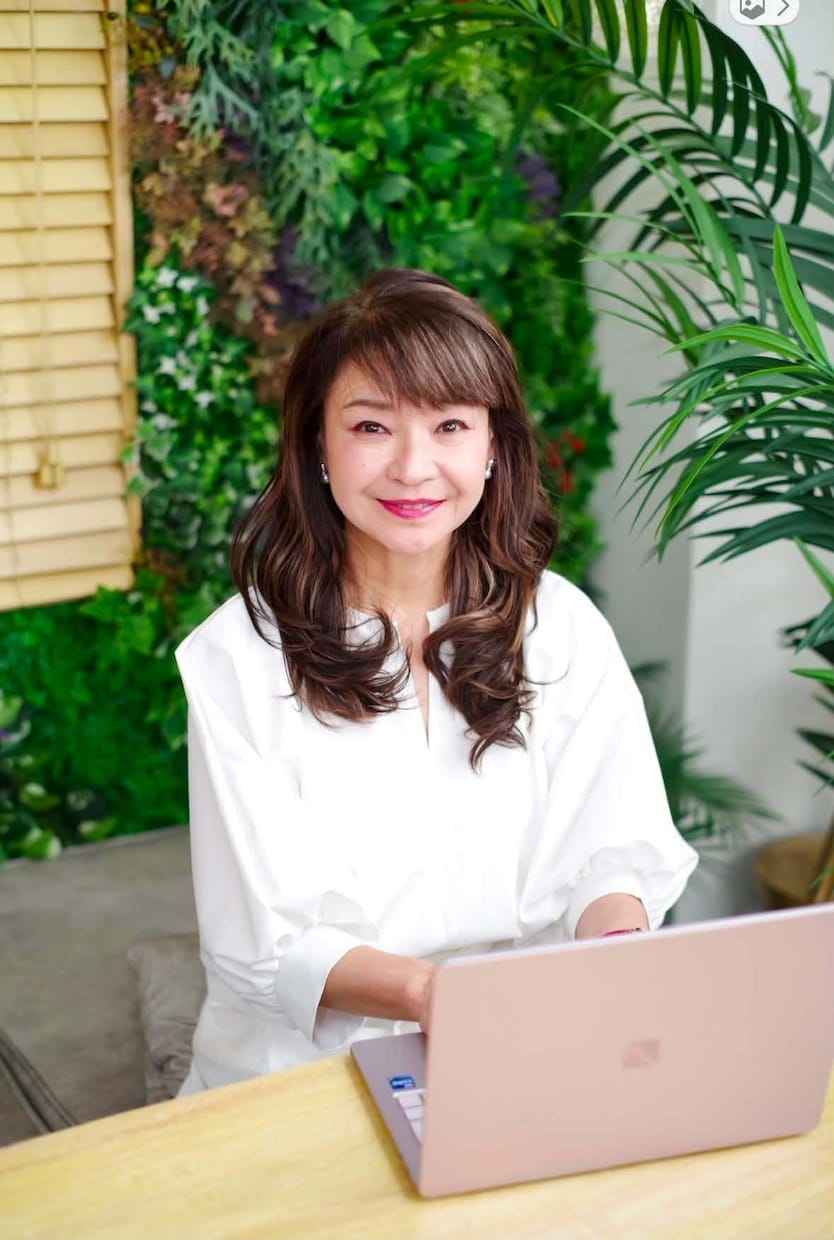 女性カメラマンがビジネスプロフィール写真を撮ります 男女OK｜スタジオ代込で名刺・HP・宣材写真を撮影（商用可） イメージ3