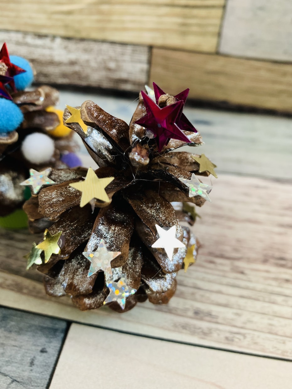 かわいいクリスマスツリーを作ります まつぼっくりを使ってキラキラのクリスマスにぴったりです！ イメージ3