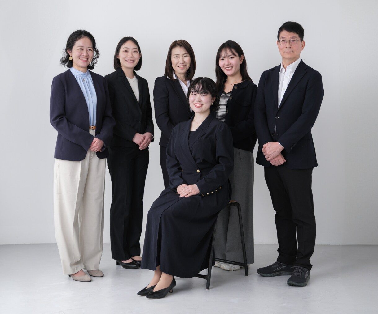 複数人のプロフィール写真を撮影します HP・採用サイト等で必要な複数人の写真をまとめて撮影します イメージ1